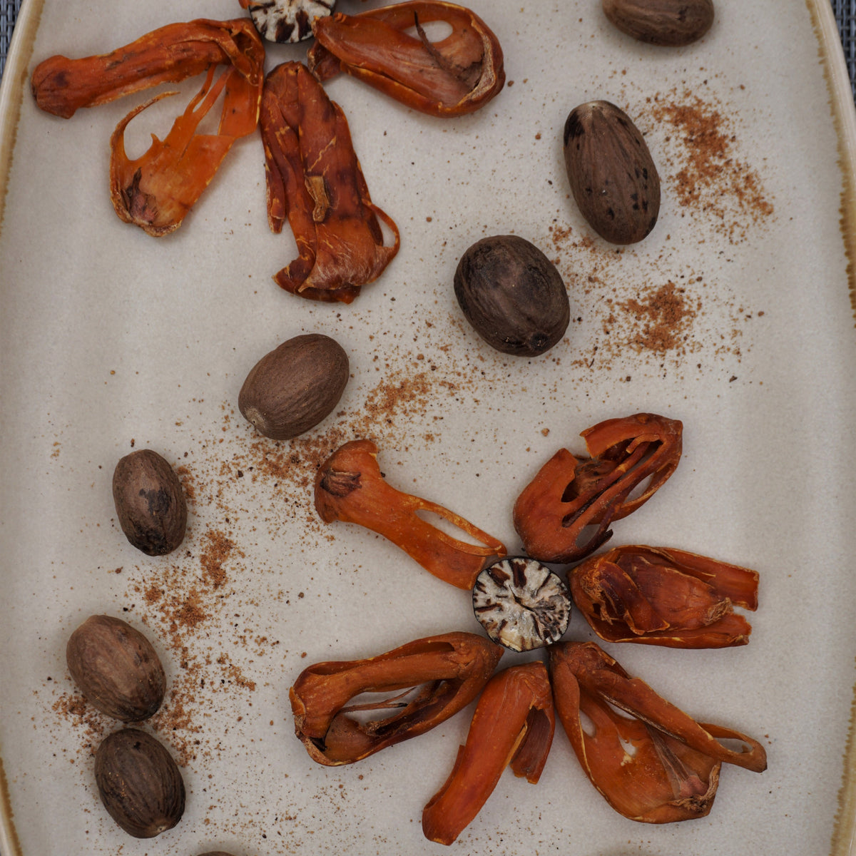 What are Nutmeg and Mace? What doe nutmeg and mace taste like? Hill