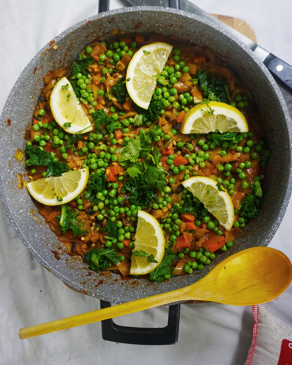 Vegetable Paella with mushrooms, kale and peas – Hill & Vale